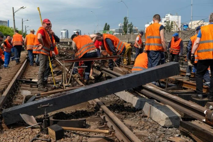 Під час атаки росіяни пошкодили лінії метро у Києві