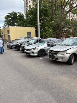росія атакувала Харків: півсотні авто понівечено, є постраждалі