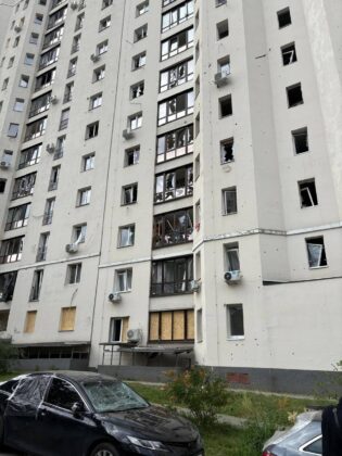 росія атакувала Харків: півсотні авто понівечено, є постраждалі