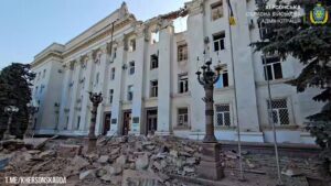 Авіаудар по Херсону: зруйновані будівлі, поранено людей