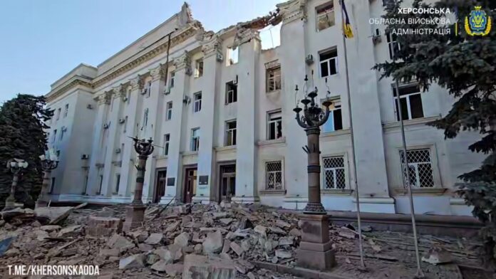 Авіаудар по Херсону: зруйновані будівлі, поранено людей