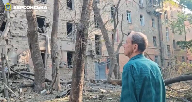 Авіаудар по Херсону: зруйновані будівлі, поранено людей