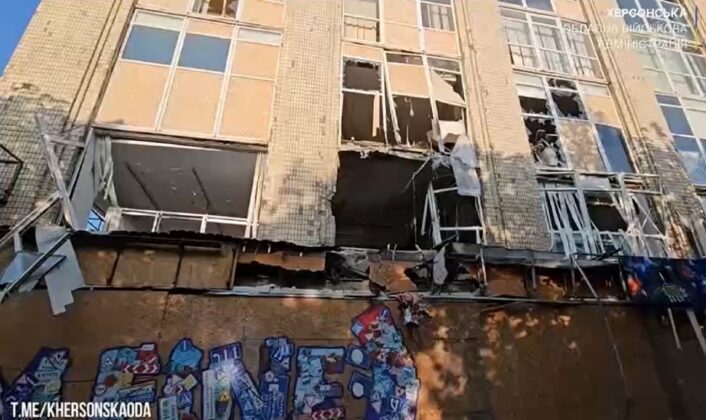 Авіаудар по Херсону: зруйновані будівлі, поранено людей