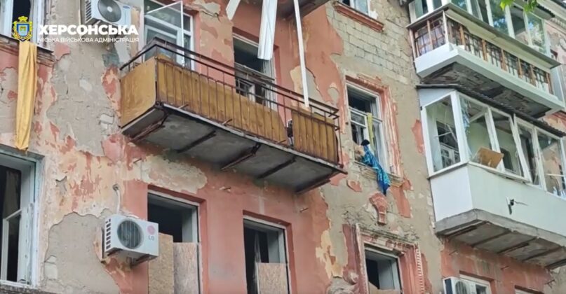 Авіаудар по Херсону: зруйновані будівлі, поранено людей