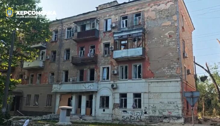 Авіаудар по Херсону: зруйновані будівлі, поранено людей