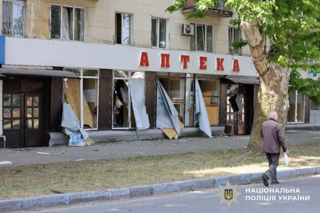 Авіаудар по Херсону: зруйновані будівлі, поранено людей