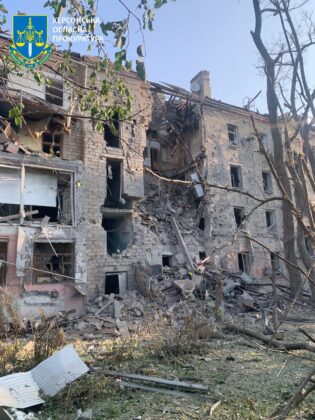 Авіаудар по Херсону: зруйновані будівлі, поранено людей
