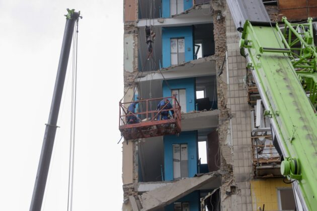 У Києві п’ять тіл дістали з-під завалів після удару ракетою
