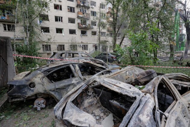 У Києві п’ять тіл дістали з-під завалів після удару ракетою