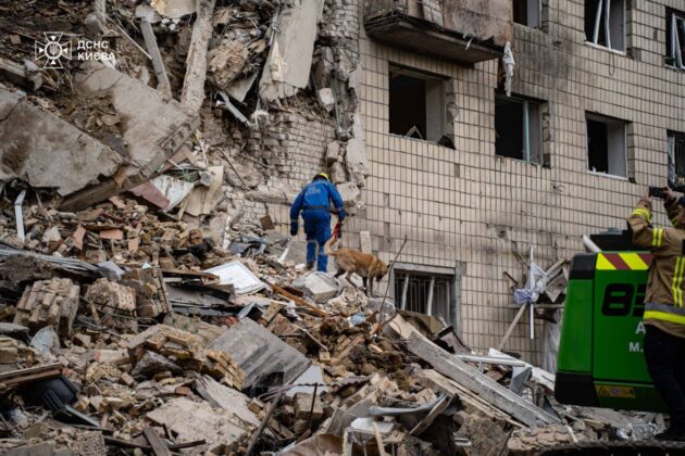 У Києві п’ять тіл дістали з-під завалів після удару ракетою