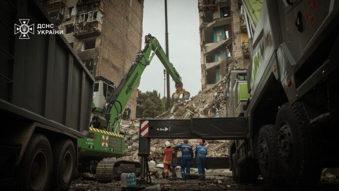 У Києві п’ять тіл дістали з-під завалів після удару ракетою