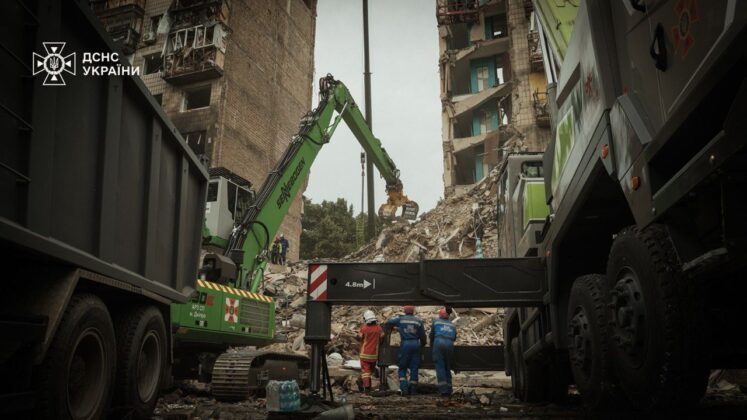 У Києві п’ять тіл дістали з-під завалів після удару ракетою