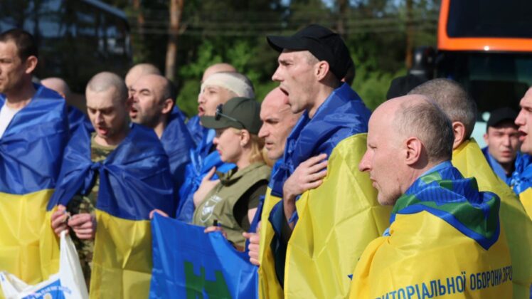 Україна повернула додому тяжкопоранених захисників