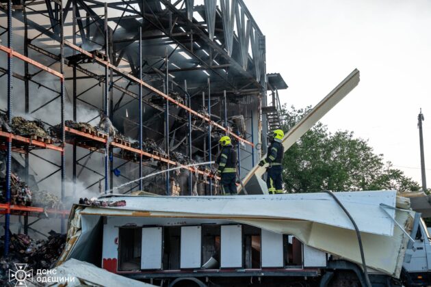 Одеса зазнала чергової атаки: пʼятеро поранених, згоріли склади й авто