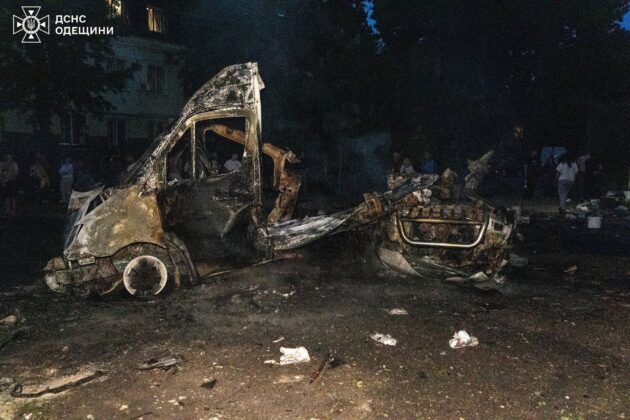 Одеса зазнала чергової атаки: пʼятеро поранених, згоріли склади й авто