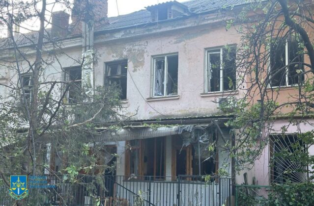 Одеса зазнала чергової атаки: пʼятеро поранених, згоріли склади й авто