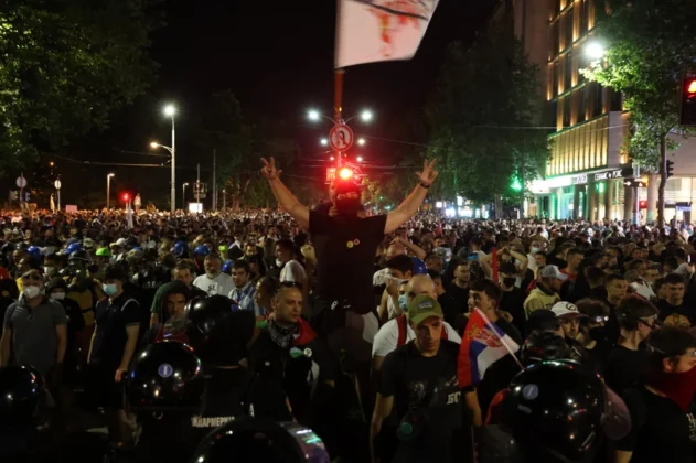 Протести в Белграді переросли у сутички