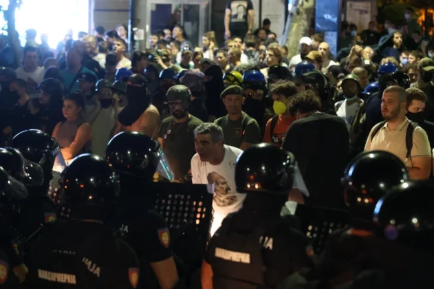 Протести в Белграді переросли у сутички