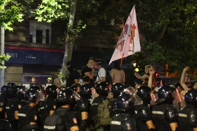 Протести в Белграді переросли у сутички