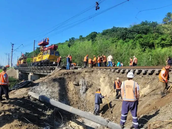 Атака рф пошкодила залізницю на Київщині: потяги змінюють маршрути