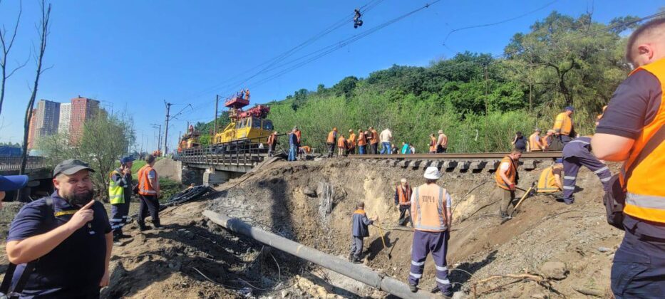 Атака рф пошкодила залізницю на Київщині: потяги змінюють маршрути