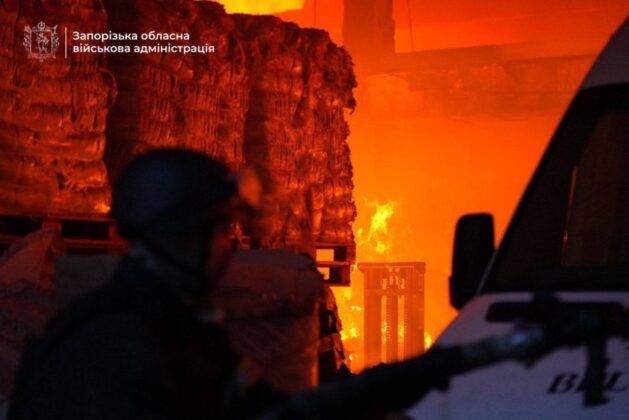 росія атакувала Запоріжжя: пожежі, поранено поліцейських