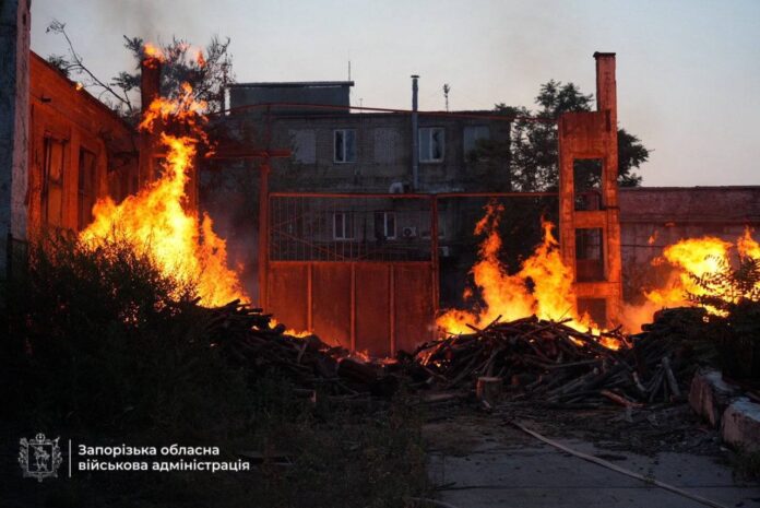 росія атакувала Запоріжжя: пожежі, поранено поліцейських