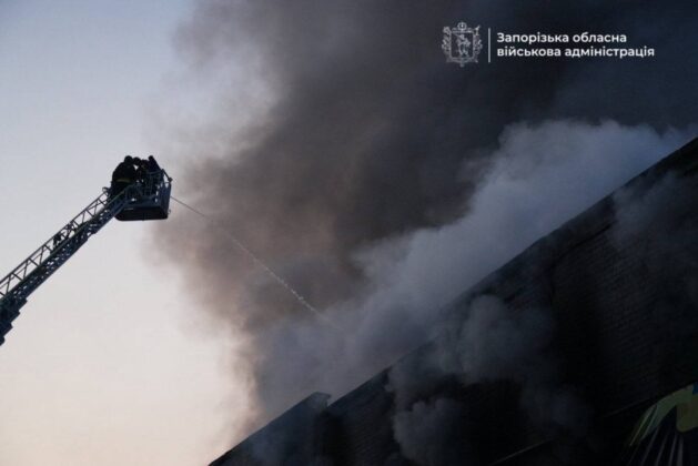 росія атакувала Запоріжжя: пожежі, поранено поліцейських