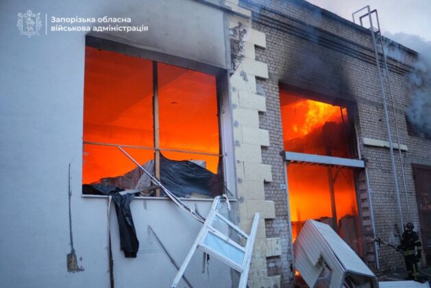 росія атакувала Запоріжжя: пожежі, поранено поліцейських