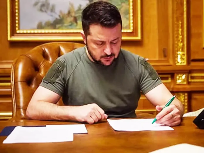 Зеленський обмежив пенсії засудженим за державну зраду