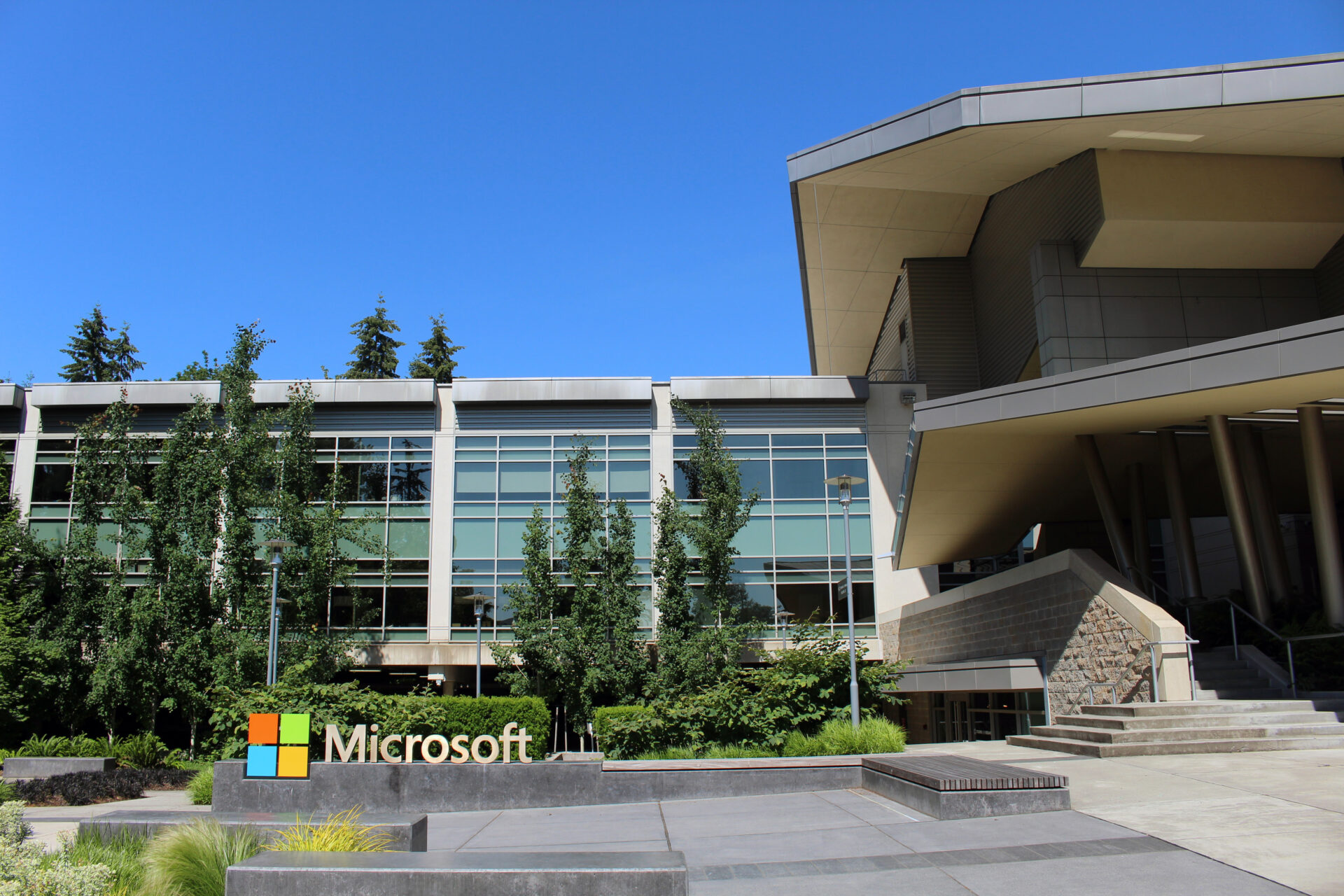 Microsoft звільнила ще сотні працівників, мільярдні інвестиції в ШІ