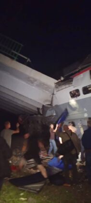 На росії стався обвал моста на пасажирський потяг