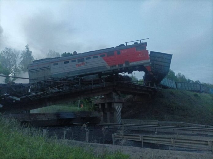 У Курській області на росії під вантажним потягом обвалився міст