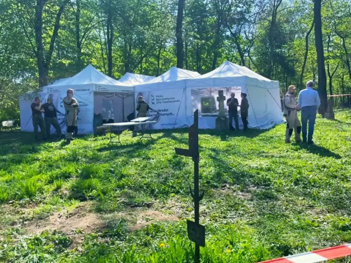 Україна спростувала фейк про припинення ексгумацій польських поховань на Тернопільщині