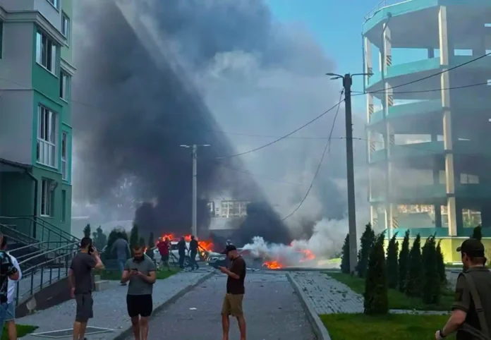 росія вдарила по центру Харкова КАБами: палають авто