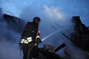 У Харкові після удару горіли бокси СТО, евакуйовані люди