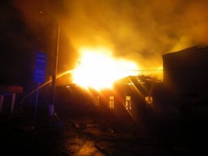 У Харкові після удару горіли бокси СТО, евакуйовані люди