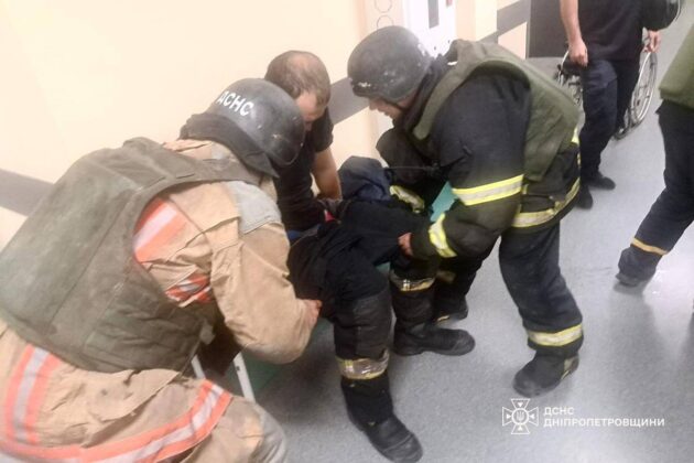 рф атакувала рятувальників у Нікополі: п’ятеро поранених