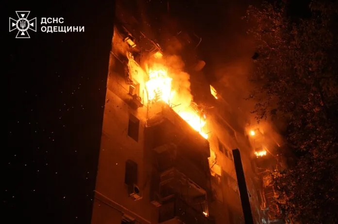 Масований удар по Одесі: пожежа у багатоповерхівці, є жертви