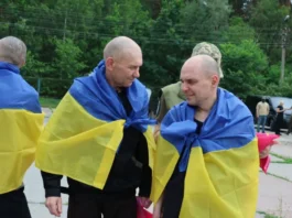 Поцілунки, перші дзвінки, усмішки й сльози: перші кадри із захисниками, які повернулися з полону
