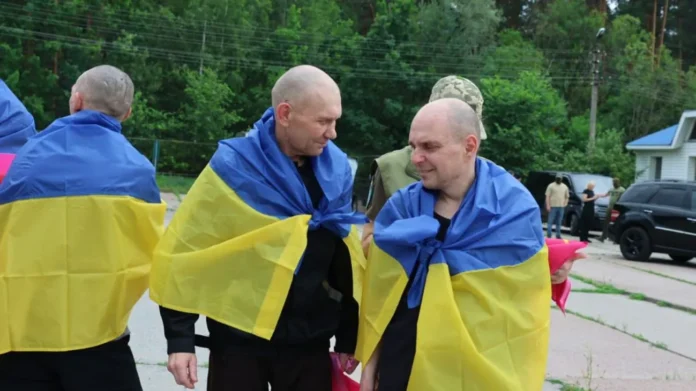 Поцілунки, перші дзвінки, усмішки й сльози: перші кадри із захисниками, які повернулися з полону