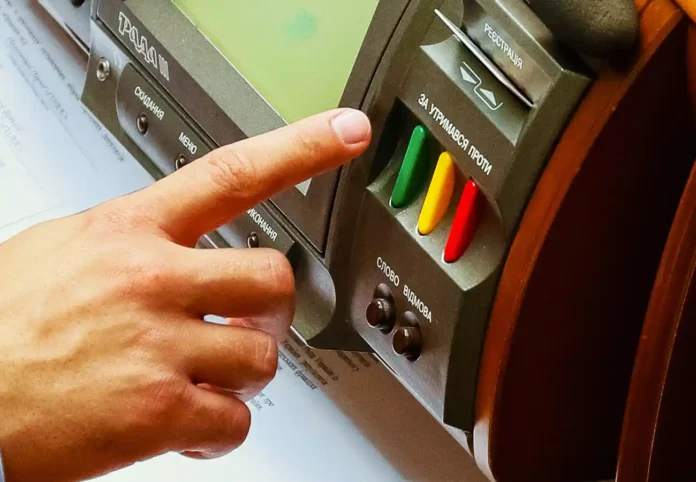 Опубліковано список 263 нардепів, які 
