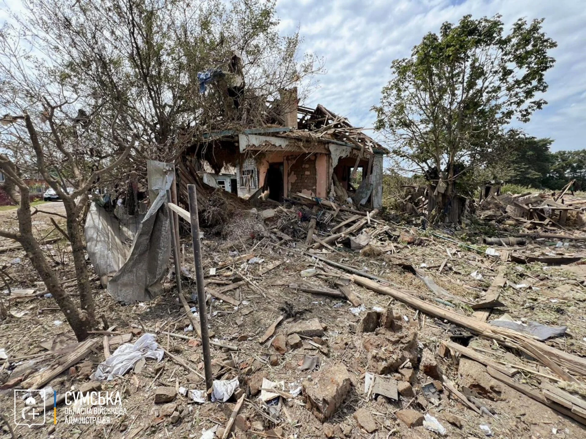 Війська рф скинули авіабомбу на Сумську громаду: є жертви