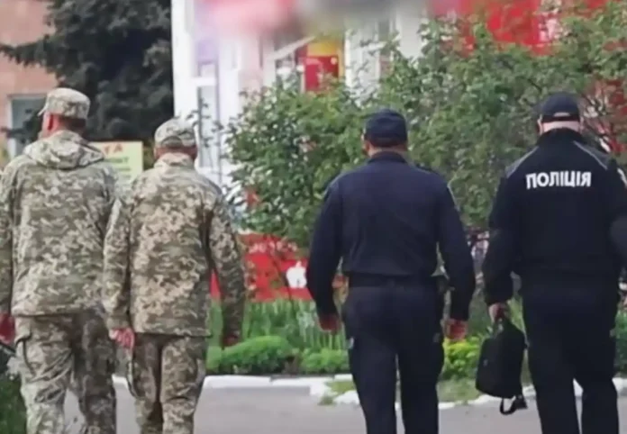 У Хмельницькому чоловік відбивався ножем під час втечі від ТЦК