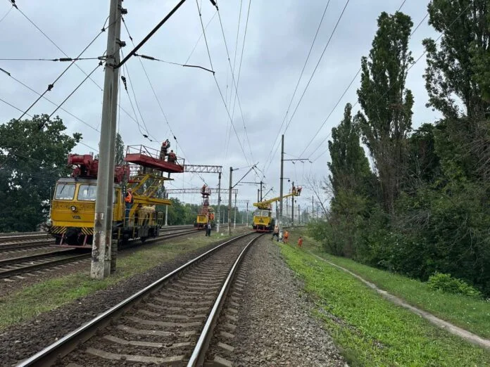 Через нічний обстріл Києва пошкоджено залізничну інфраструктуру