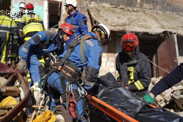 Наслідки російського удару по Києву: багато загиблих, в тому числі й дітей