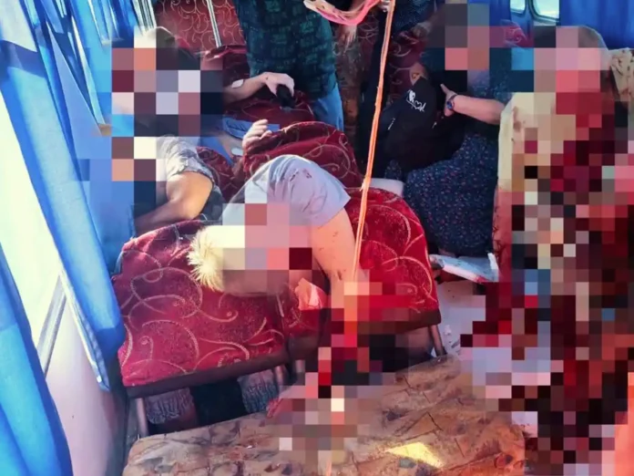 Дрон рф влучив у пасажирський автобус на Херсонщині, багато жертв