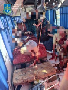 Дрон рф влучив у пасажирський автобус на Херсонщині, багато жертв