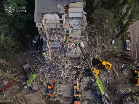 У Києві після ракетного удару знайшли ще тіла: загиблих вже 31
