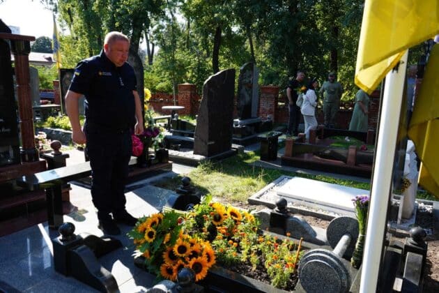 Голова Луганської ОВА поклав квіти на могили Темура Юлдашева та Василя Богача